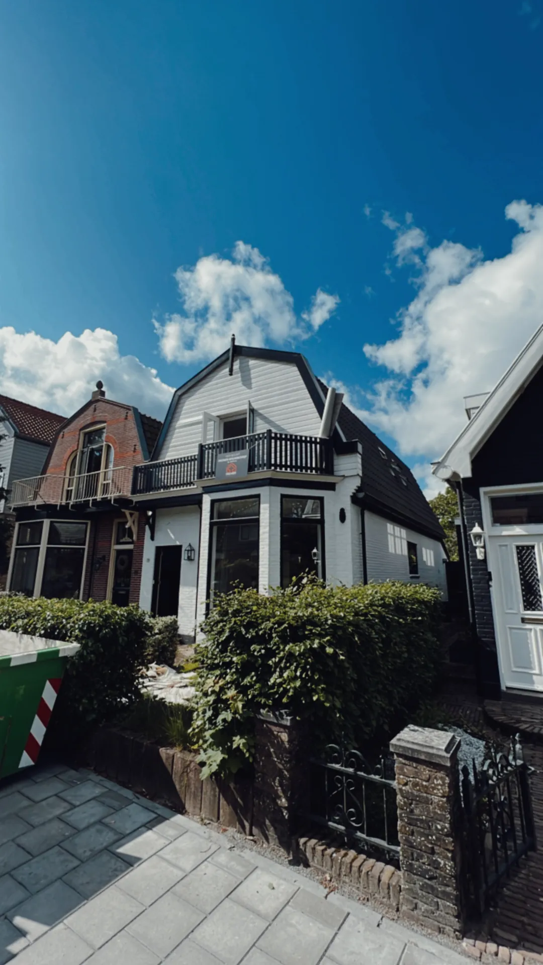Voorzijde van de woning aan de Kerkelaan met mansardedak