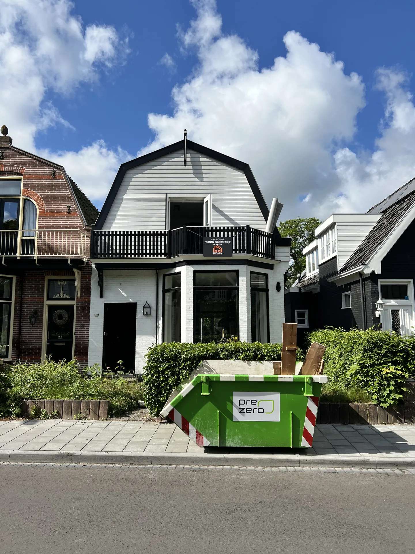 Woning met container tijdens de renovatie