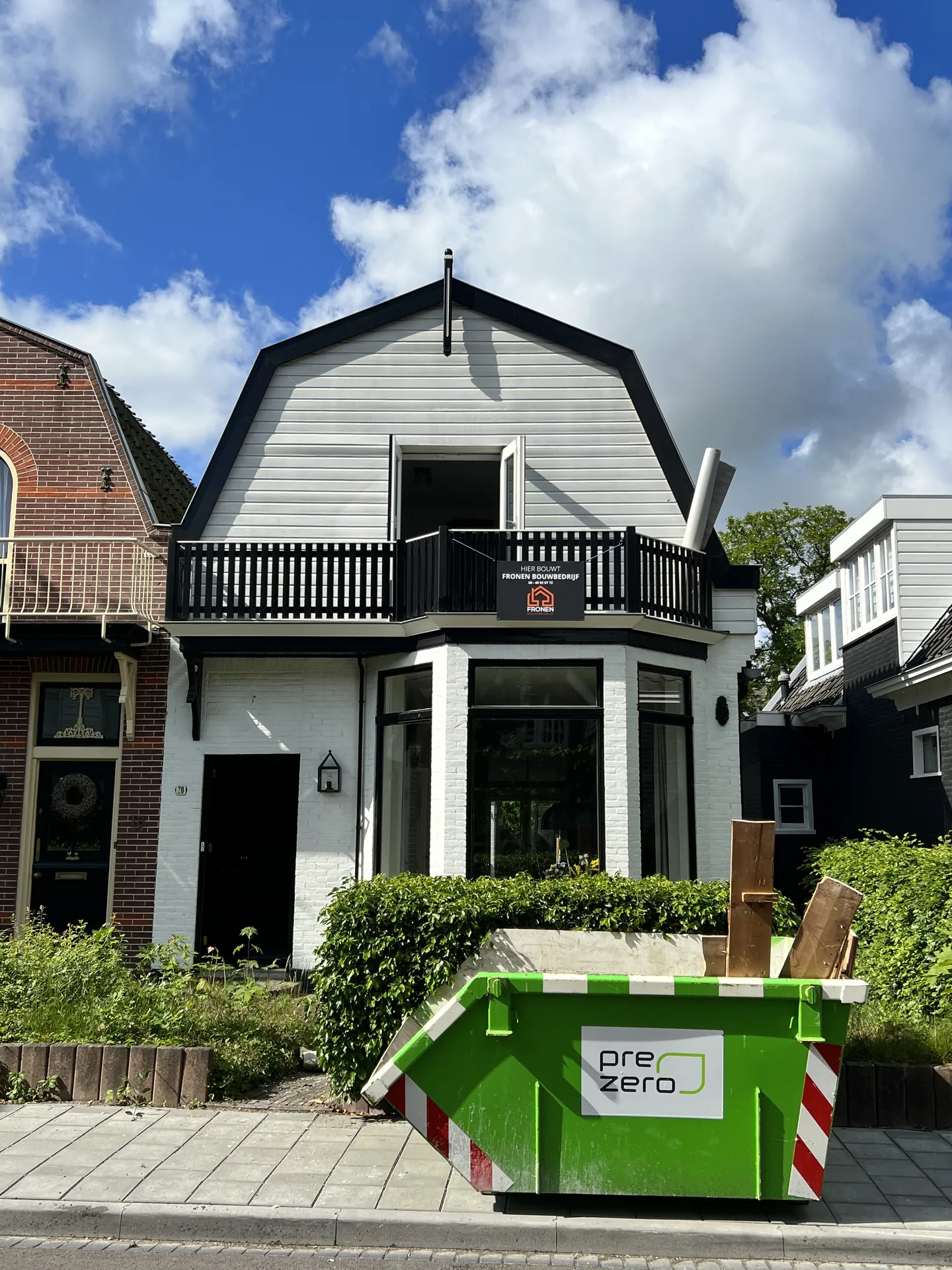 Voorgevel met container tijdens de sloopfase