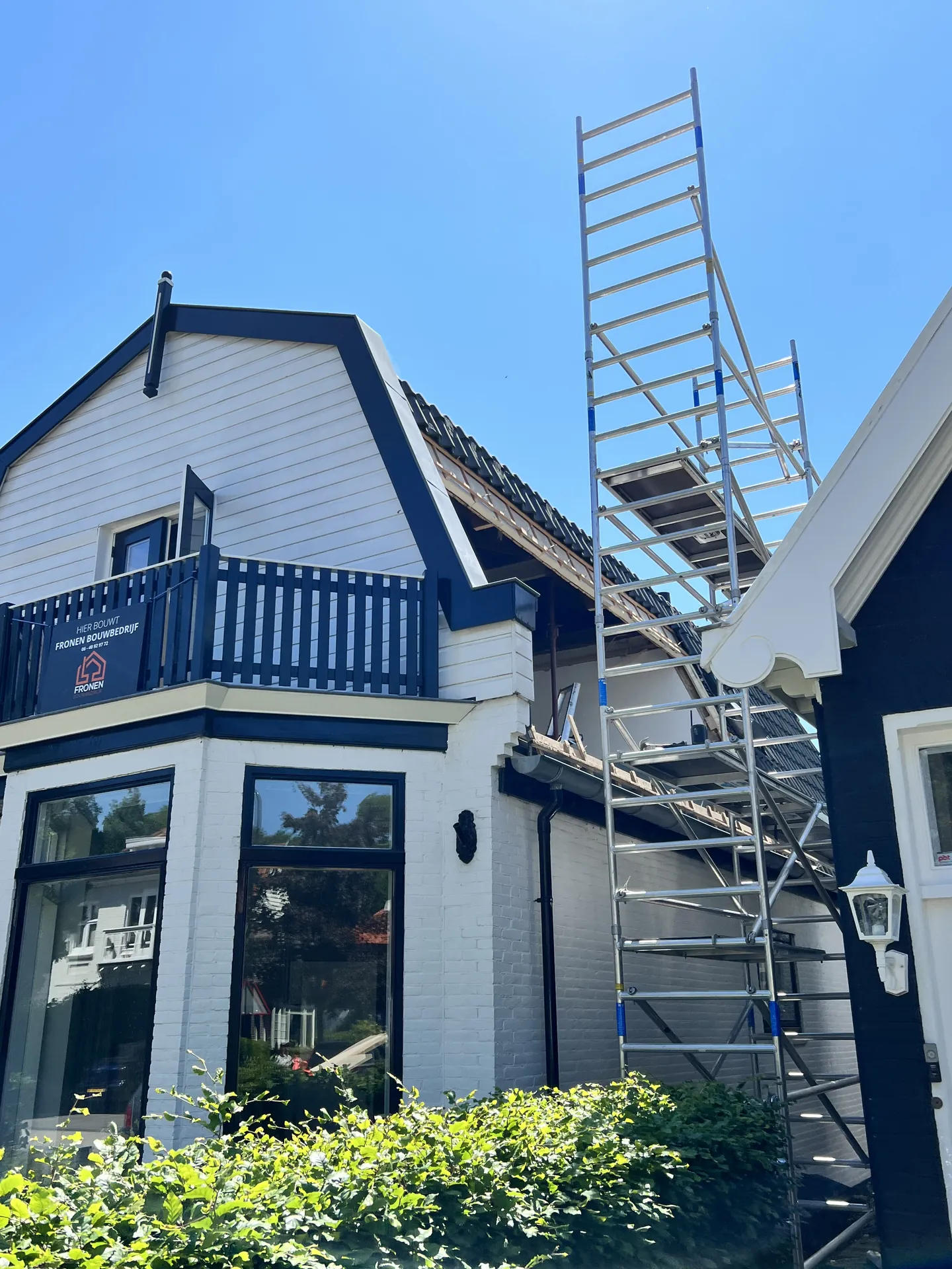 Woning aan de Kerkelaan met rolsteiger tijdens de renovatie