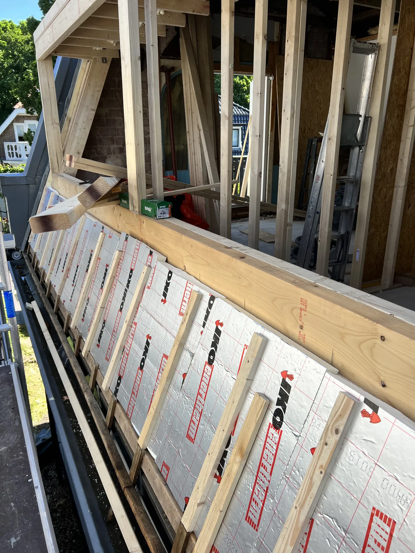 Isolatieplaten en houten regelwerk tijdens de renovatie