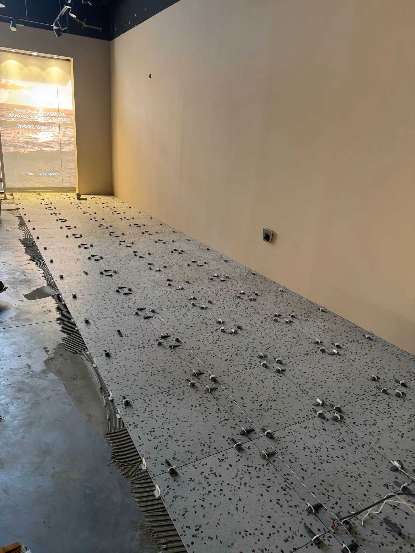 Terrazzolook-tegels gelegd met tegellevelsysteem