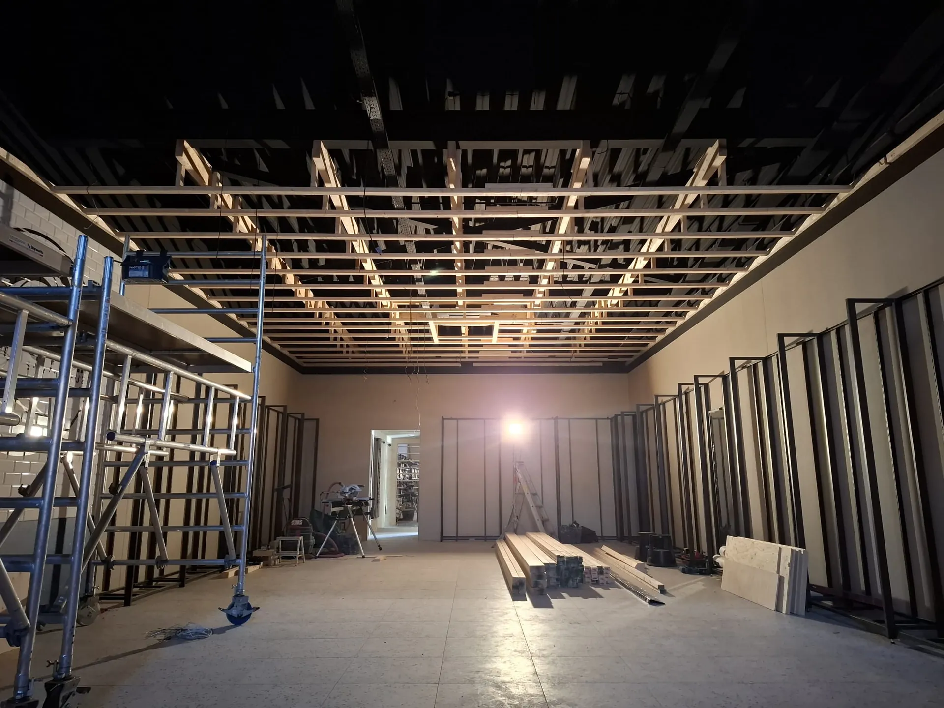 Houten regelwerk voor het verlaagde plafond in aanbouw