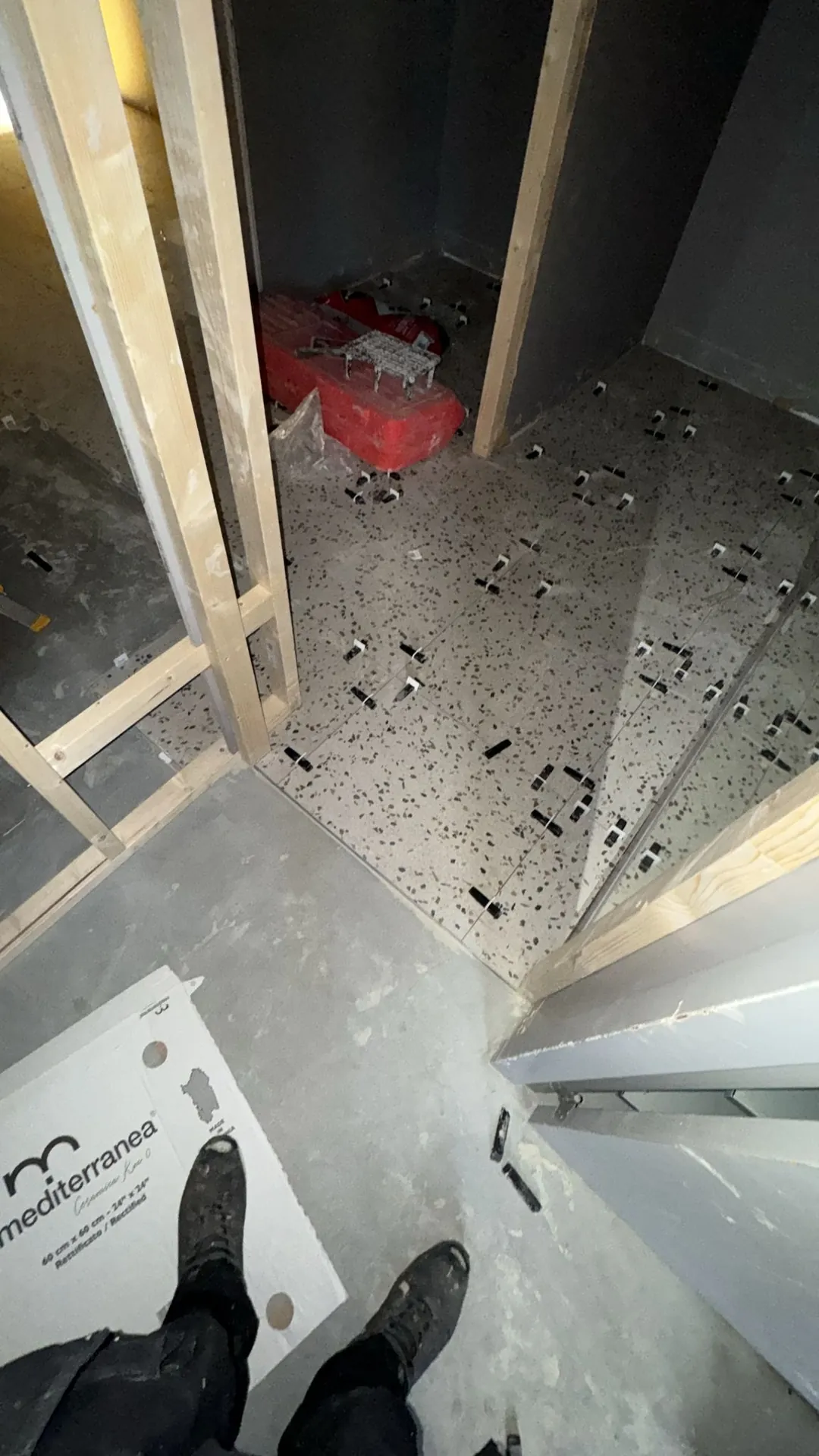 Paskamerwanden in aanbouw op de nieuwe tegelvloer