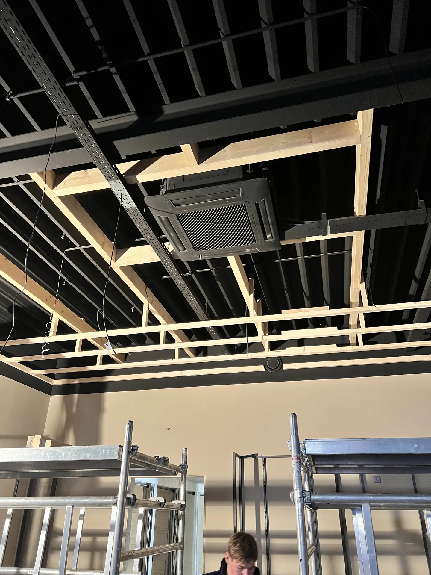 Regelwerk van het verlaagde plafond rond de airco-unit