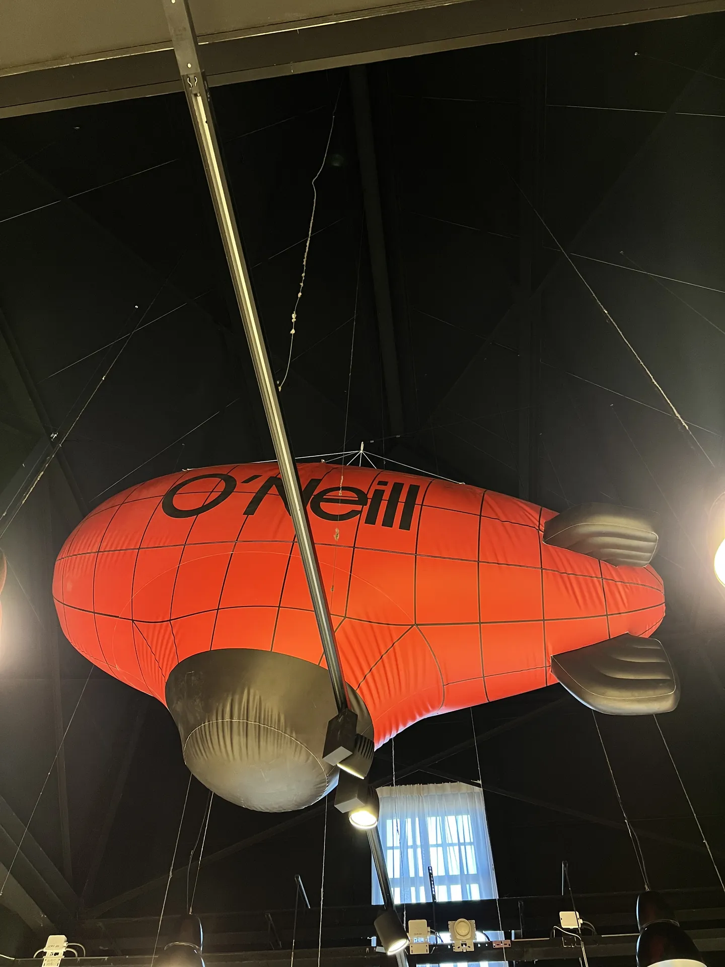 Luchtschip van O'Neill boven de winkelvloer