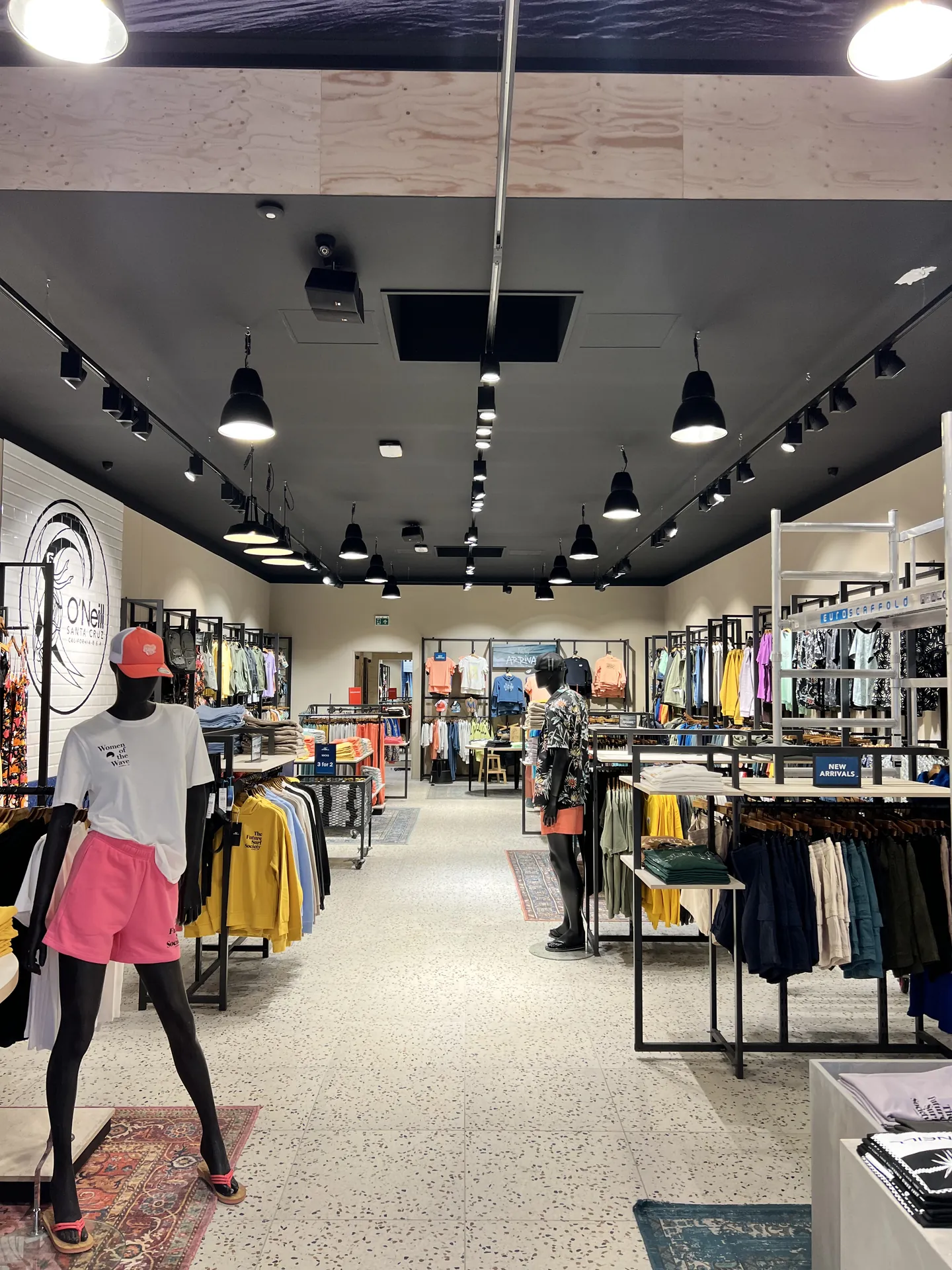 Vernieuwde winkel met terrazzolook-vloer