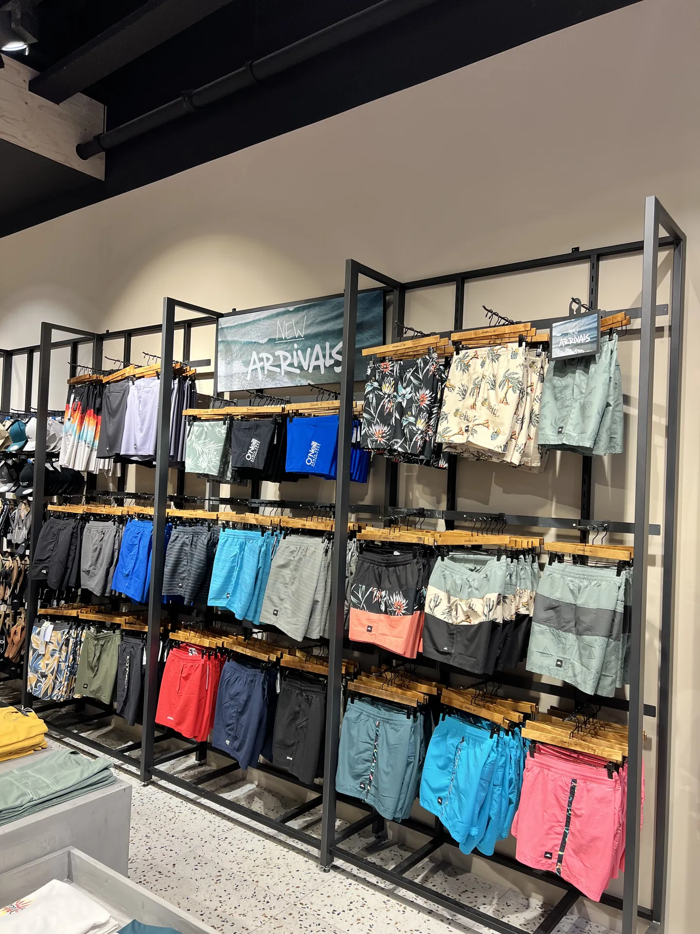 Wandstelling met kleding op de terrazzolook-vloer