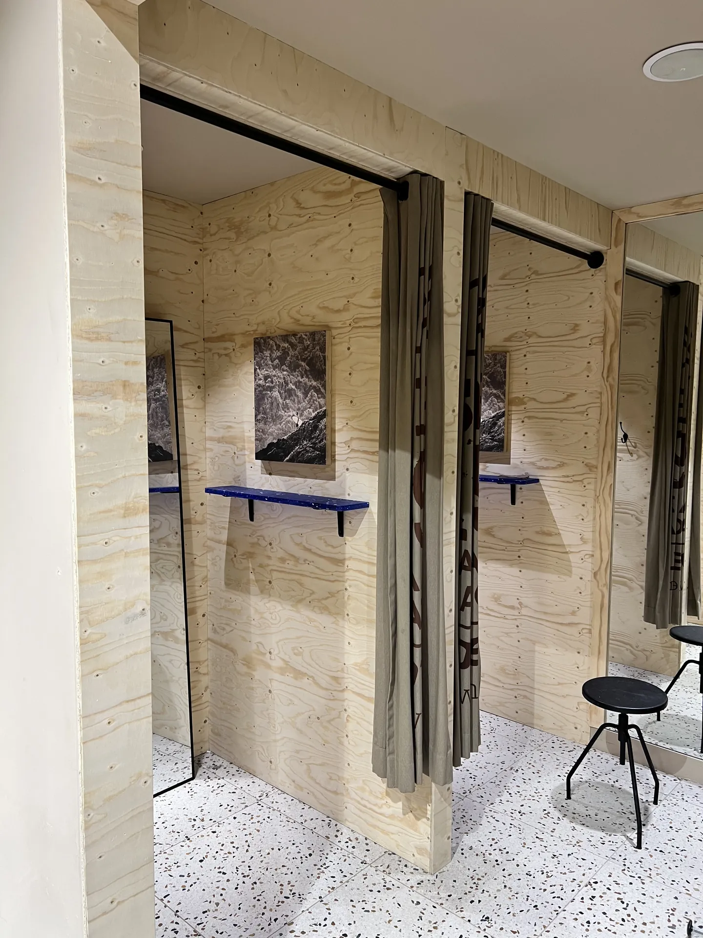 Paskamers bekleed met fins vuren en blauwe wandplanken