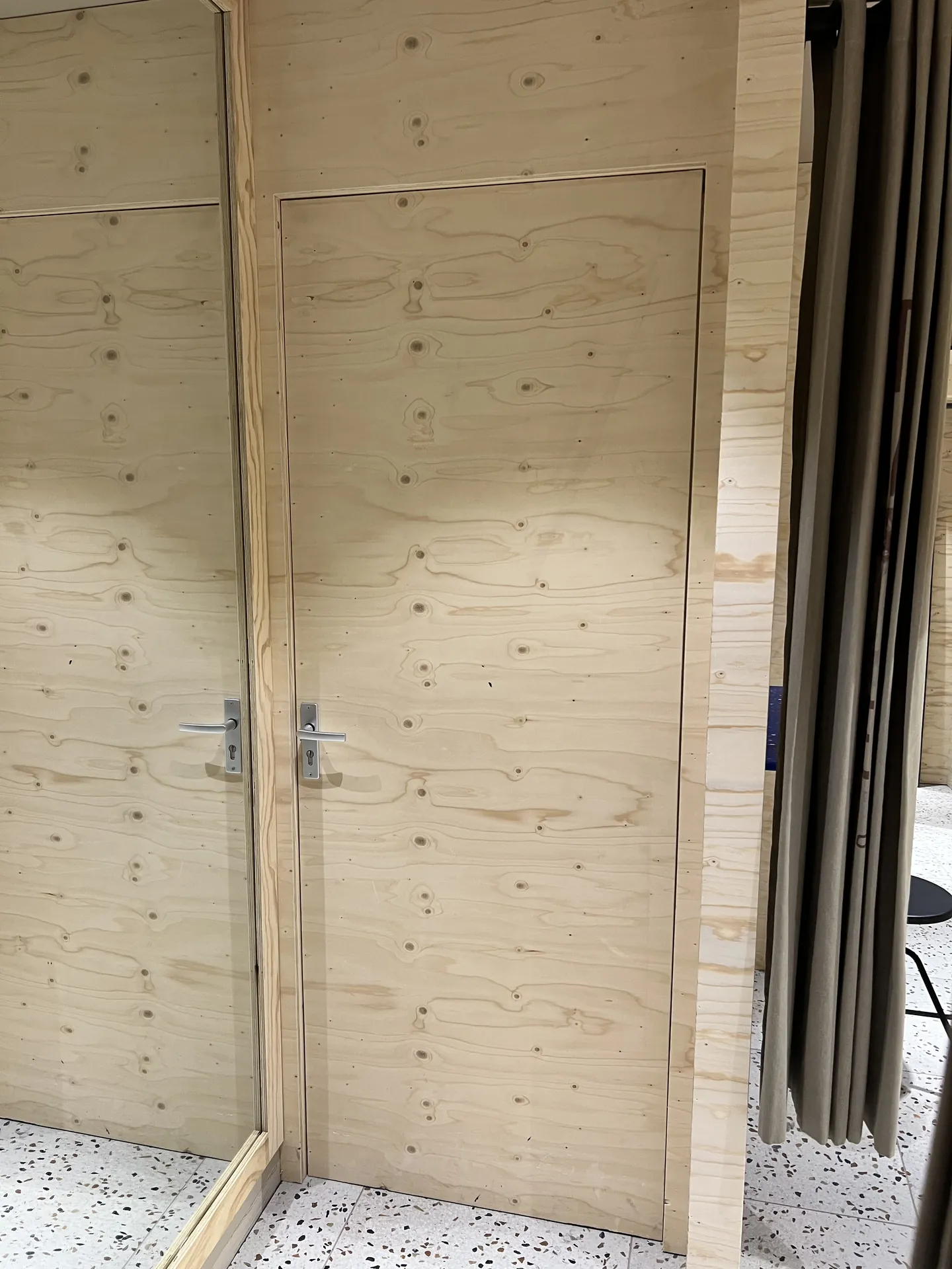 Paskamerdeur bekleed met fins vuren