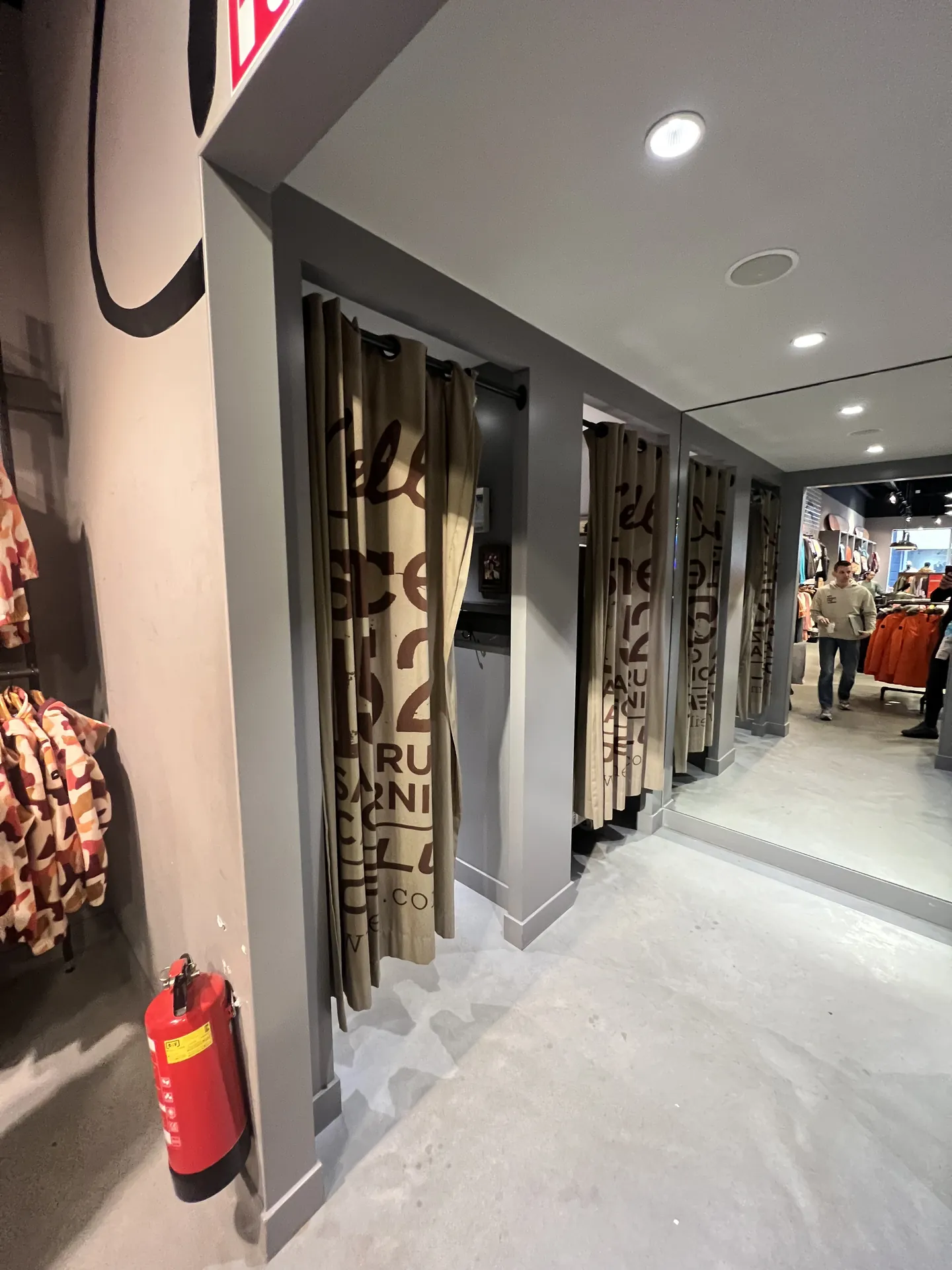 Paskamers met gordijnen in de vernieuwde winkel