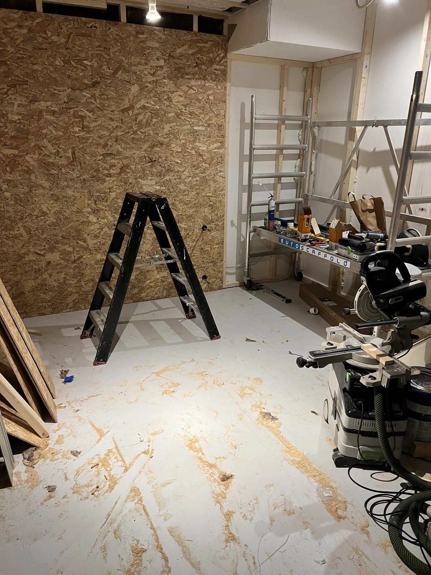 Ruimte tijdens de verbouwing met OSB-wand en gereedschap