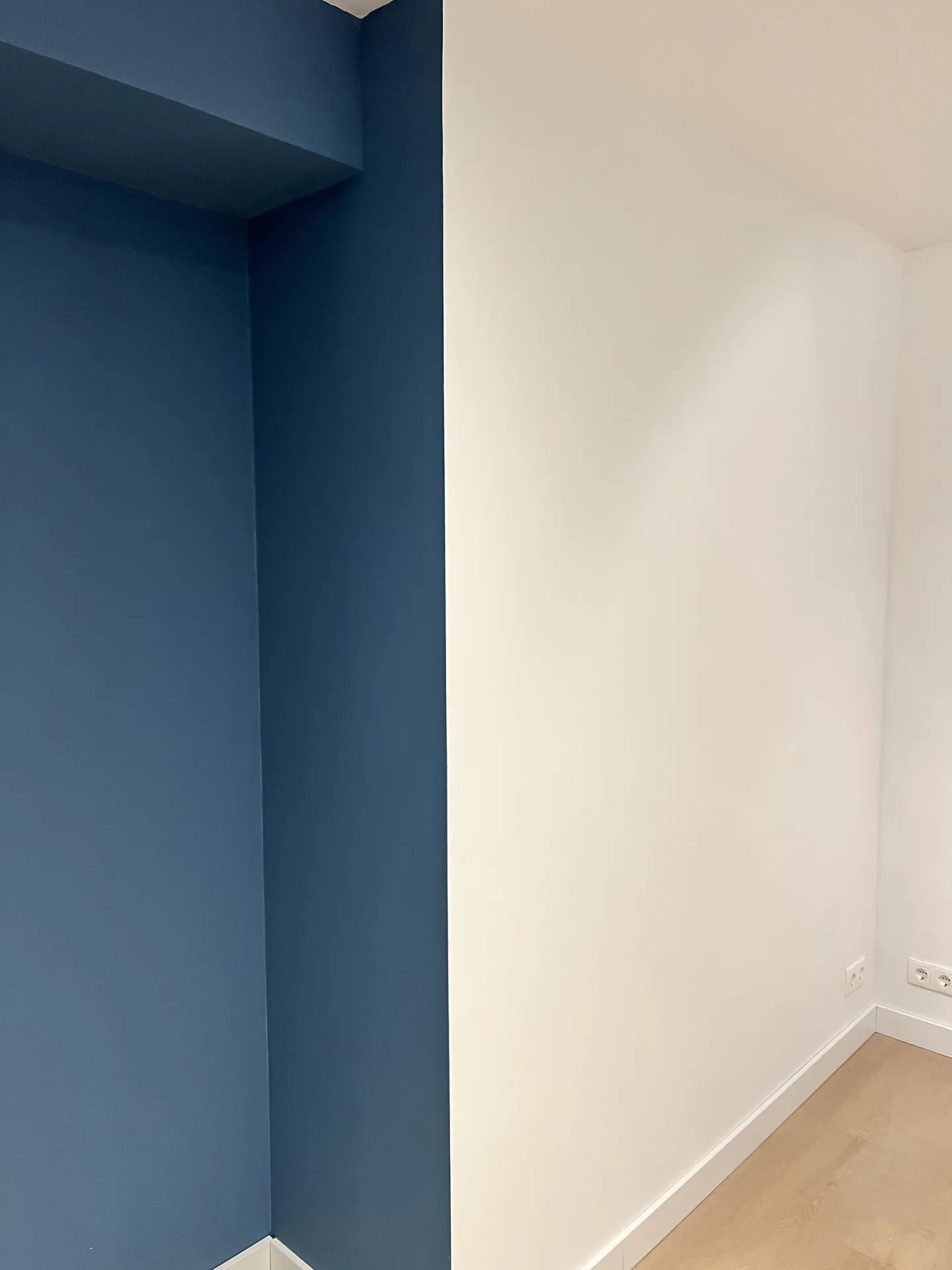 Blauwe en witte wand met strakke afwerking