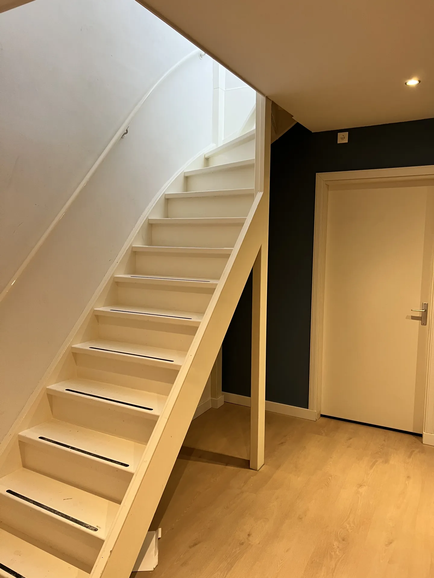 Witte trap met antislipstrips op de treden
