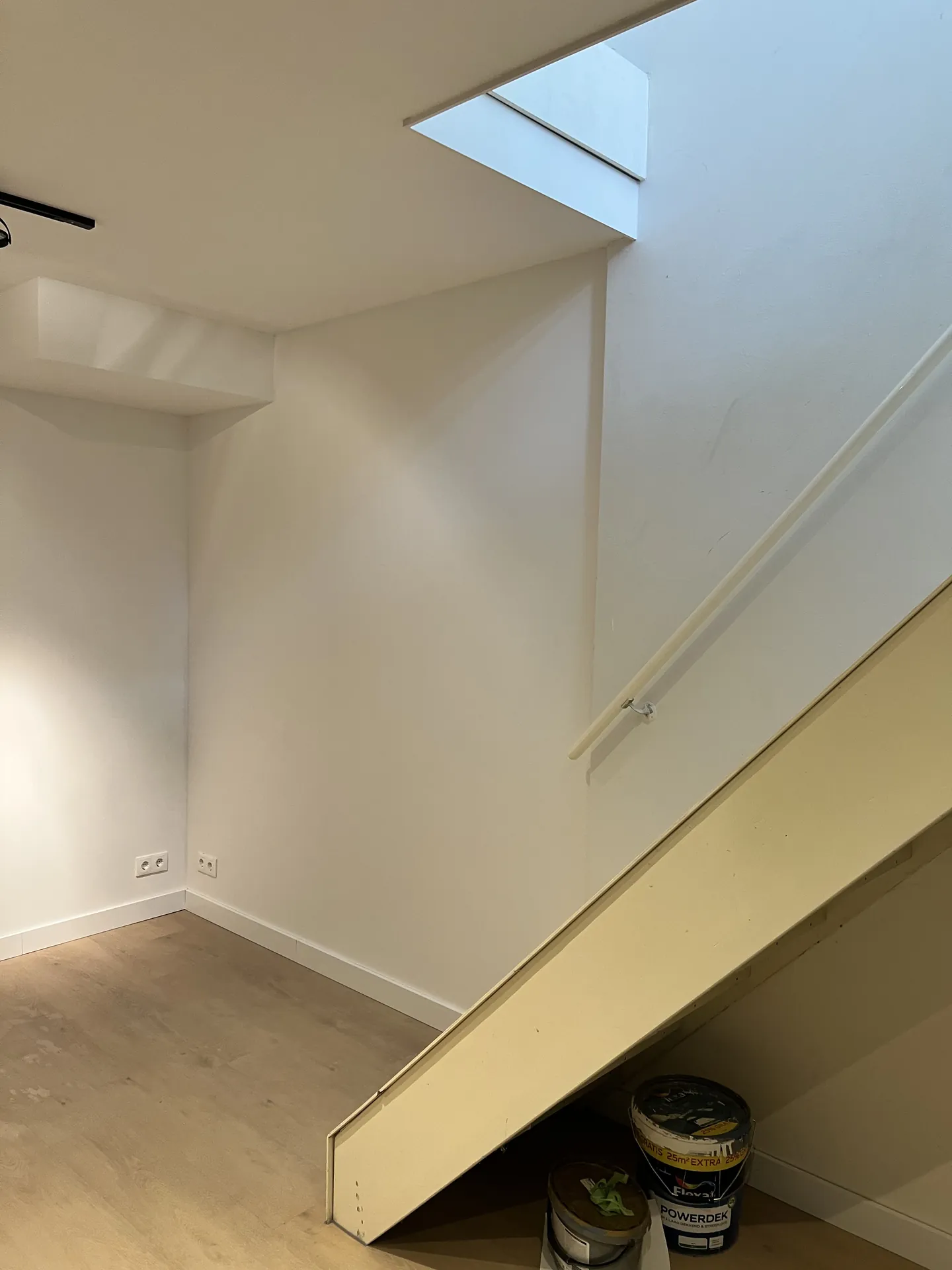 Trappenhal met daklicht en witte wanden