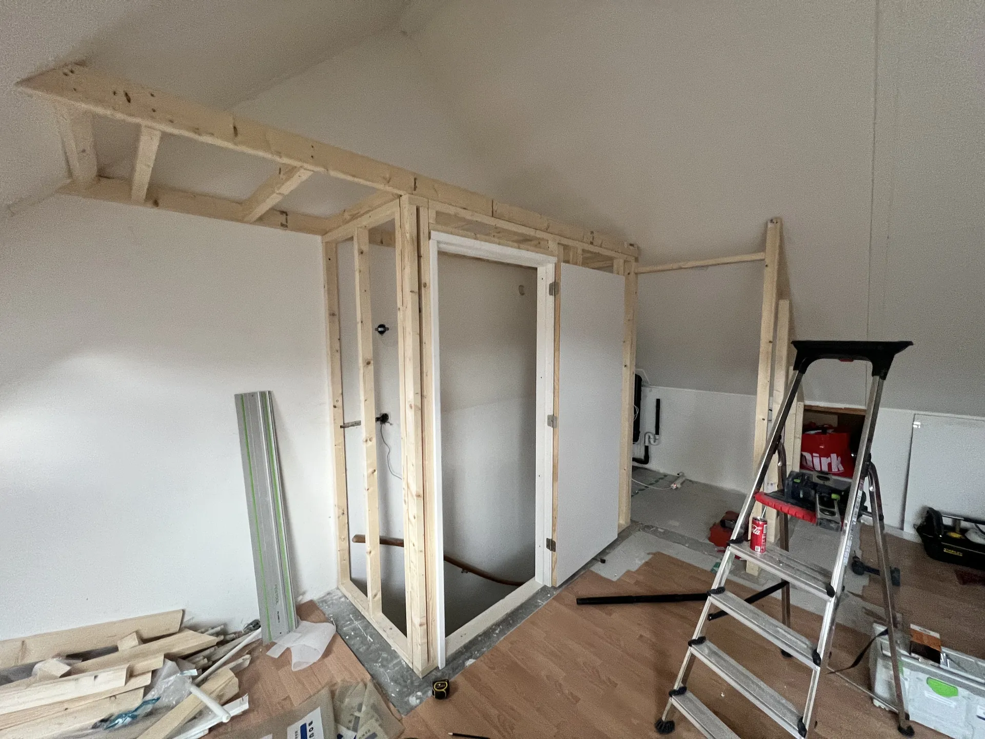 Houten regelwerk voor de nieuwe wanden op de zolder