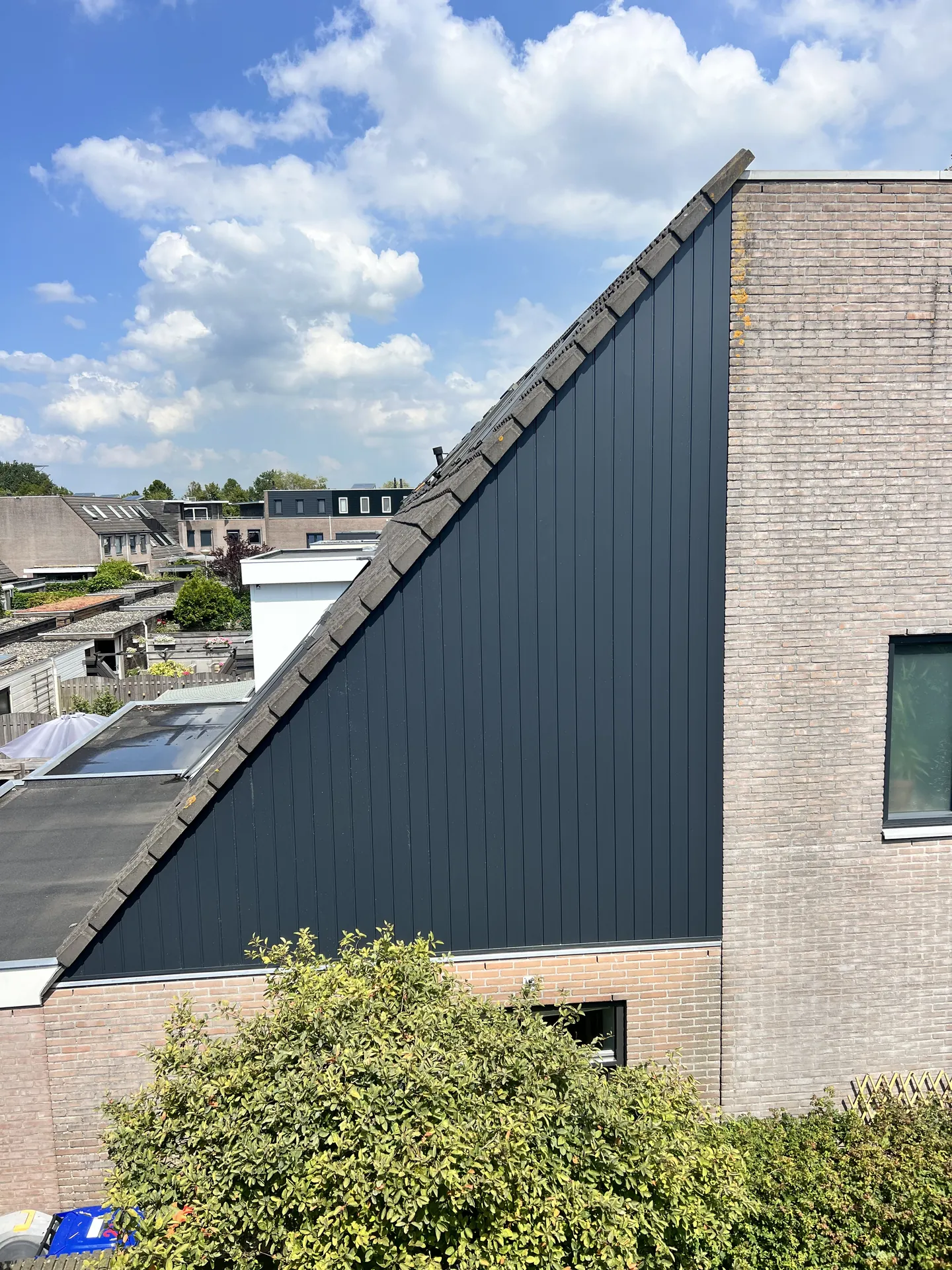 Puntgevel aan de kopse kant bekleed met antraciet gevelpanelen